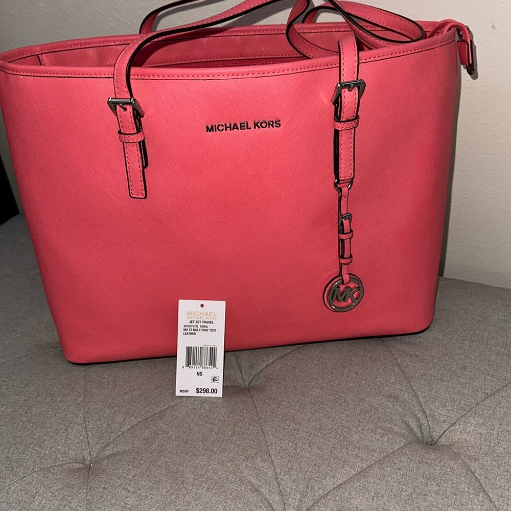 MICHAEL KORS
JET SET TRAVEL TOTE